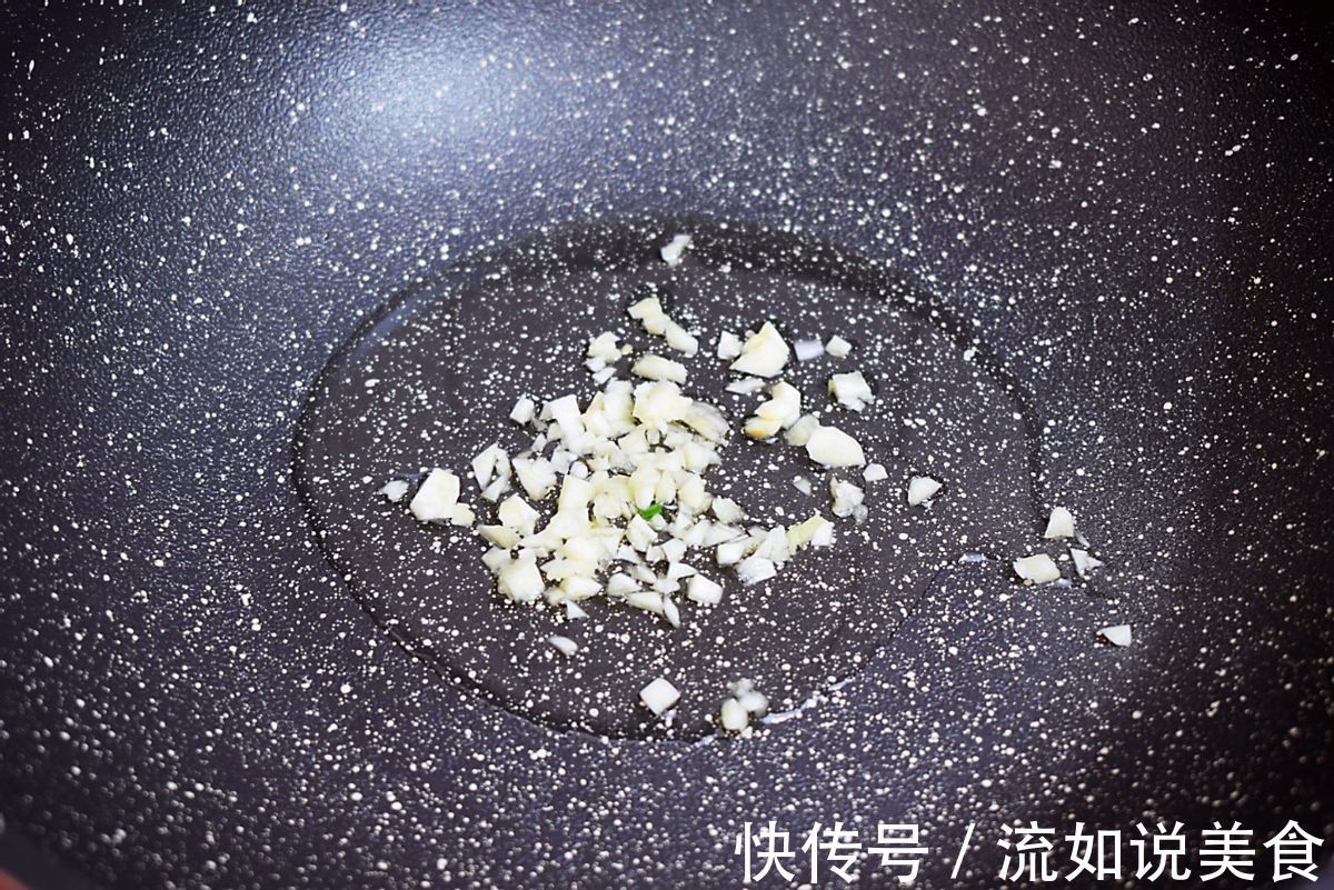 餐桌上不能少了汤,番茄搭配豆腐,酸爽又开胃