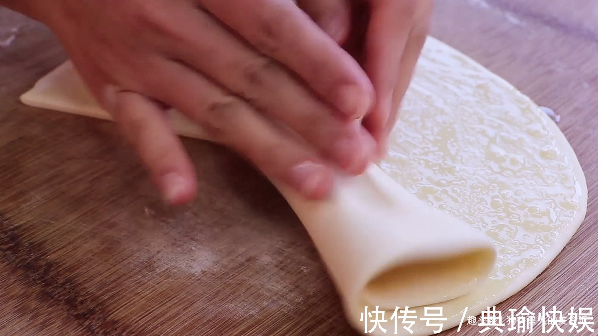 油酥|烙饼时，不要直接烙，多加这两步，饼柔软又起层，3分钟就能出锅