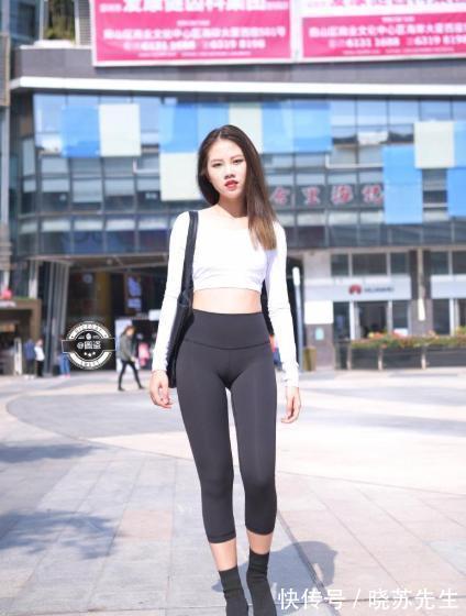 高跟鞋 宽领脐衬衫搭配弹性瑜伽裤,清纯可爱,美丽高雅