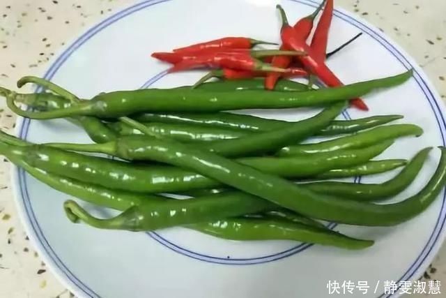 尖椒炒鸡蛋第1步放油就错了,难怪不嫩不香,看大厨教你正确做法