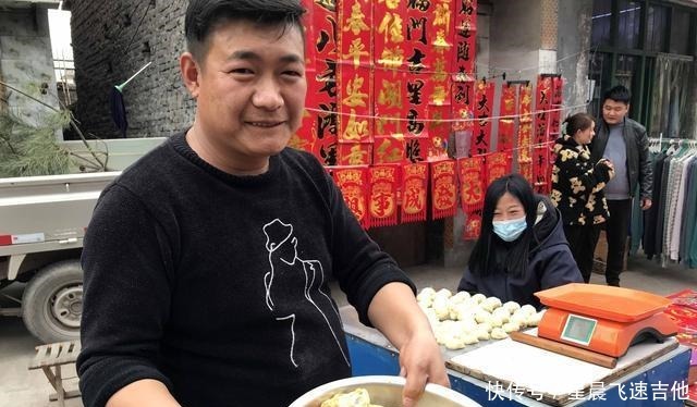 乡村年集上 一男子手拿一把铁锹在石头子上做美食 日进千元