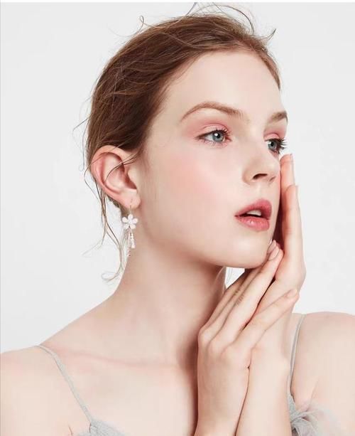 服饰|女人戴珠宝配饰少犯3个错误,不然会显得很突兀,再贵也没有美感