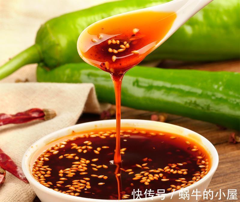 搅拌均匀|炸辣椒油,别傻傻的只会浇热油,多加1步,辣油香辣红亮,贼香!