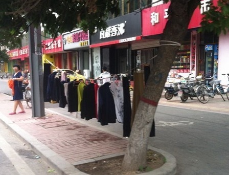 衣服需要翻过来晒吗很多人都不懂,难怪衣服不是变色就是变旧!