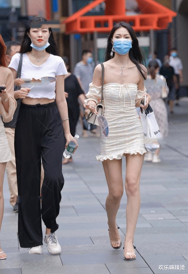 仙女风褶皱裙搭配蝴蝶耳坠，清新飘逸，灵动可爱