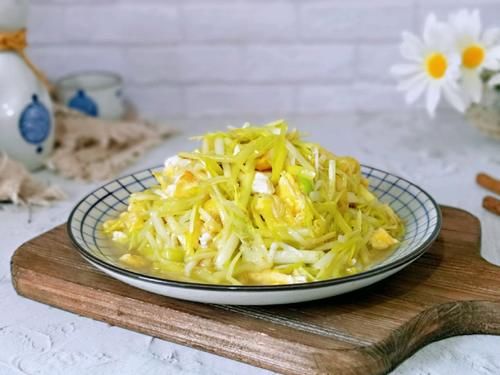 进入3月，这个菜不吃就可惜了，和鸡蛋一起炒，又鲜又嫩又下饭