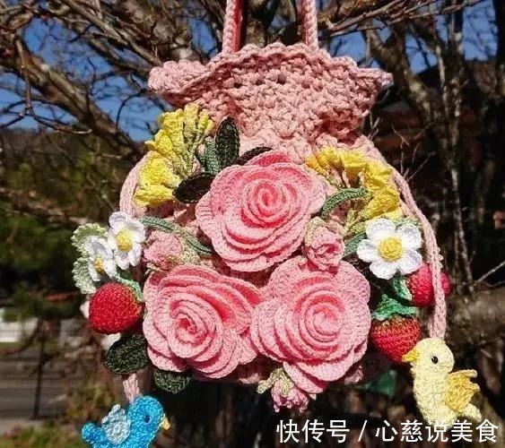 包包$55款超美的钩花包包,只要会钩不同的花,拼缝在一起,就能做出