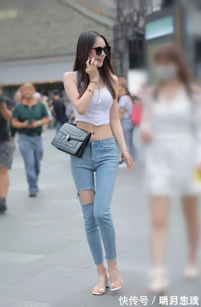 规划|美女脚上搭配一双银灰色的高跟鞋,走路的时候让她腿显得更加迷人