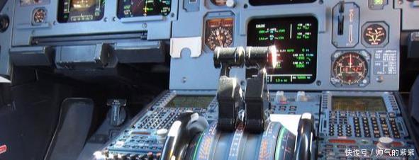 飞机起飞时,飞行员向上推起的手柄是干什么用的