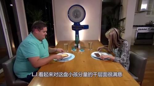 睡着|84斤瘦子和308斤胖子交换饮食，一顿抵三顿，睡着还要被迫吃宵夜