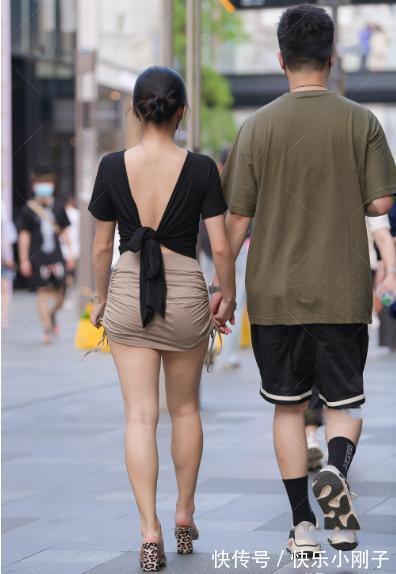 短裙 黑色修身t恤搭配卡其色皱纹短裙,简单狂野,小姐姐也是真的敢穿