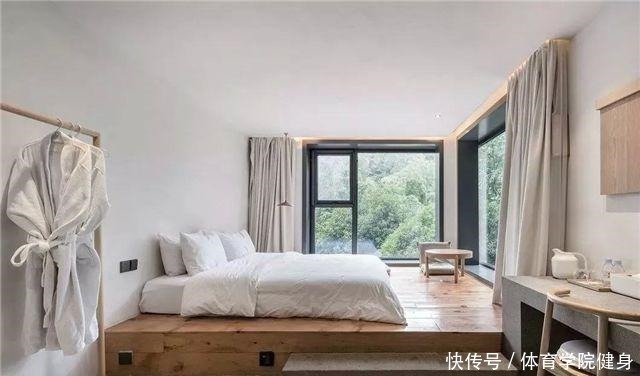 卧室|卧室里不要傻傻放大床,头一次见这种地台床,真懊悔我家装太早了!