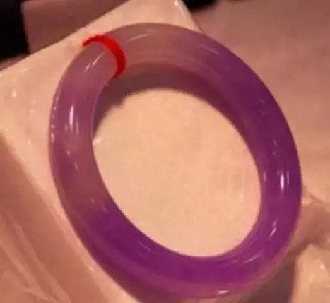 玉镯|手镯戴的对,年轻20岁,中国女人一定要有一只玉镯!