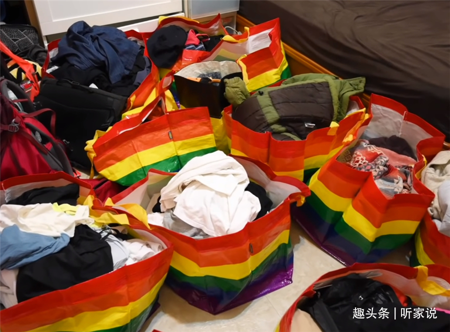 姑娘|“囤积癖”姑娘10㎡卧室，衣服堆积如山，3名整理师8小时打扫干净