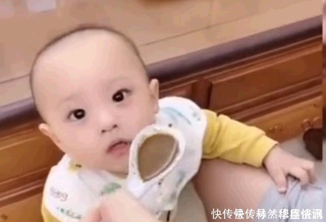 勺子|亲爸套路娃吃药,让娃以为会是好吃的,结果喝下去的表情逗翻网友