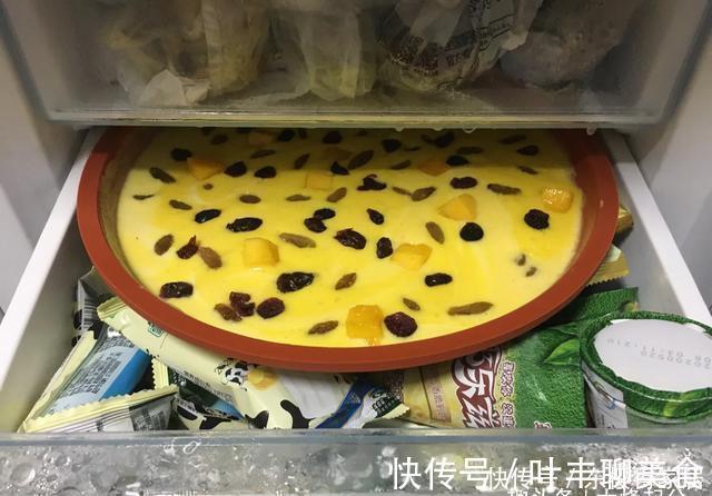 酸奶直接喝太可惜了，简单做成冰淇淋，低脂低糖，减肥人士放心吃