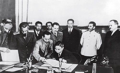 蒋经国问斯大林:为什么非要外蒙古独立?斯大林的一番话让他浑身颤抖