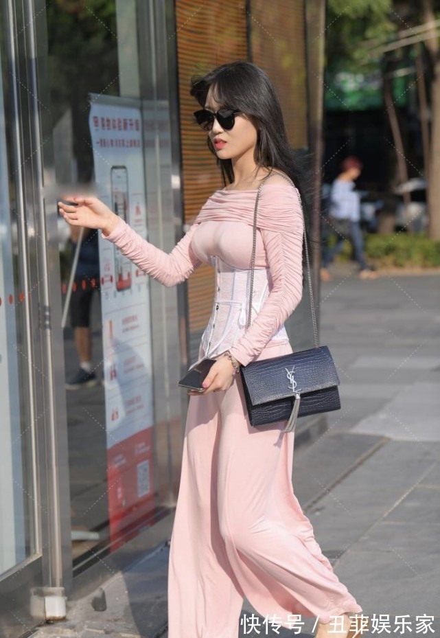 神器 粉色上衣搭配上束腰神器,宽松喇叭裤配合出的“休闲风”格外稚嫩