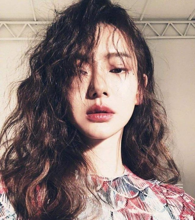 脸型 不管多大年纪的女人,这4种发型尽量少弄,不仅像大妈还伤发