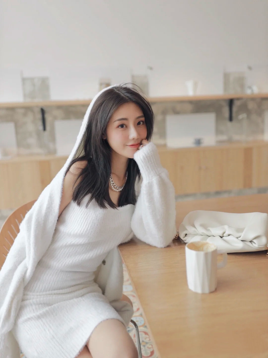 想要穿搭出女神范，尝试一身白色的穿搭，减龄又显清纯