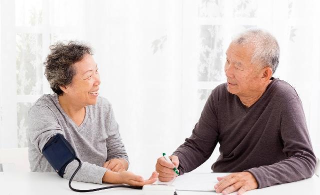 中老年人|血压高的人,睡前若谨记4个“字”,可能助血压平稳,不妨试试