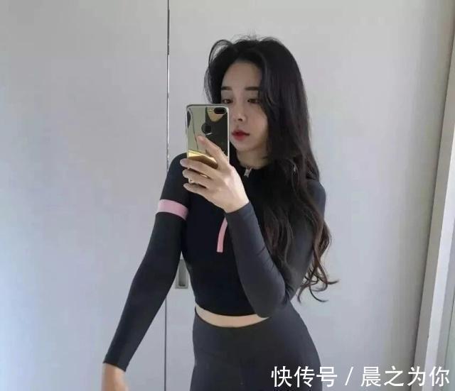 时尚 紧身打底裤小姐姐,高腰的版型加上紧身的裤型,显高档的时尚大气