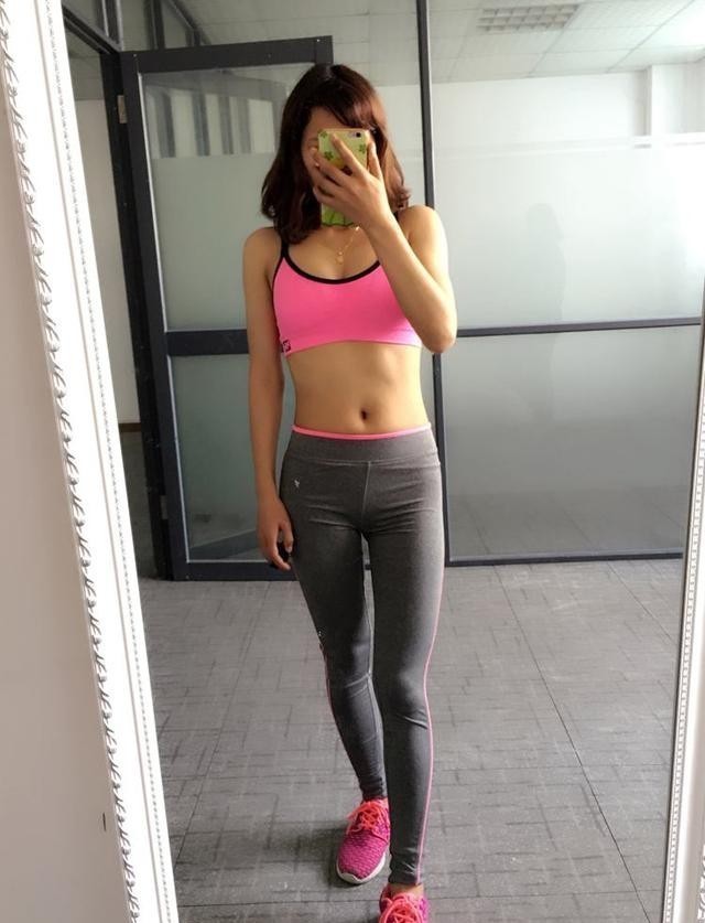 穿搭|街拍紧致穿搭的紧身打底裤美女，衬出你高挑修长的身材