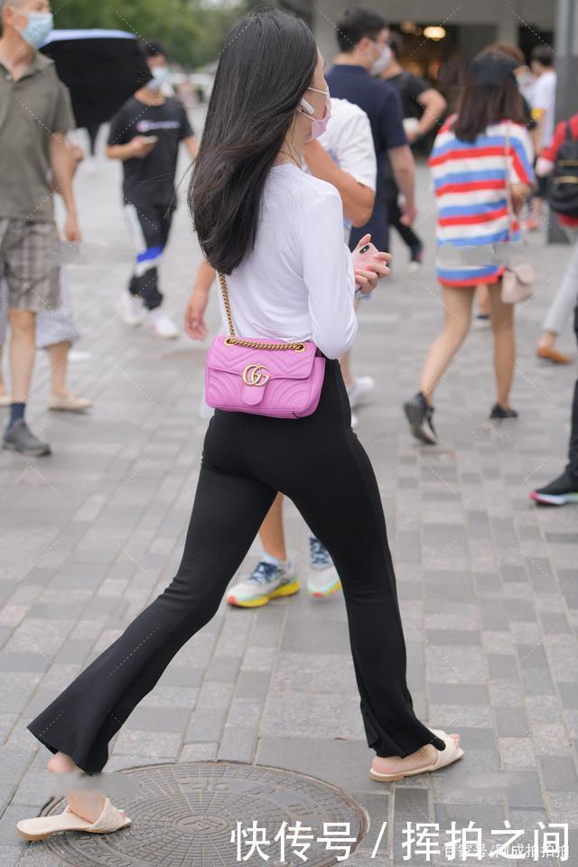 白色上衣搭配黑色长裤,时尚又好看,简单款式也有不一样的美