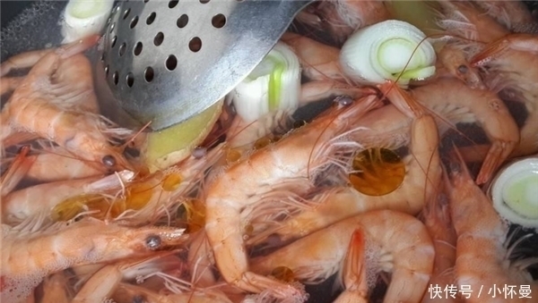 煮虾时,只加生姜和盐可不行,多加“2味”,虾肉不腥不柴味道鲜