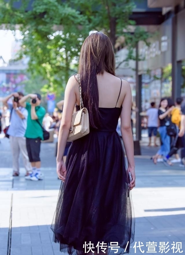 个性优雅的连衣裙装扮展现女性简洁气质,简约不失潮流感