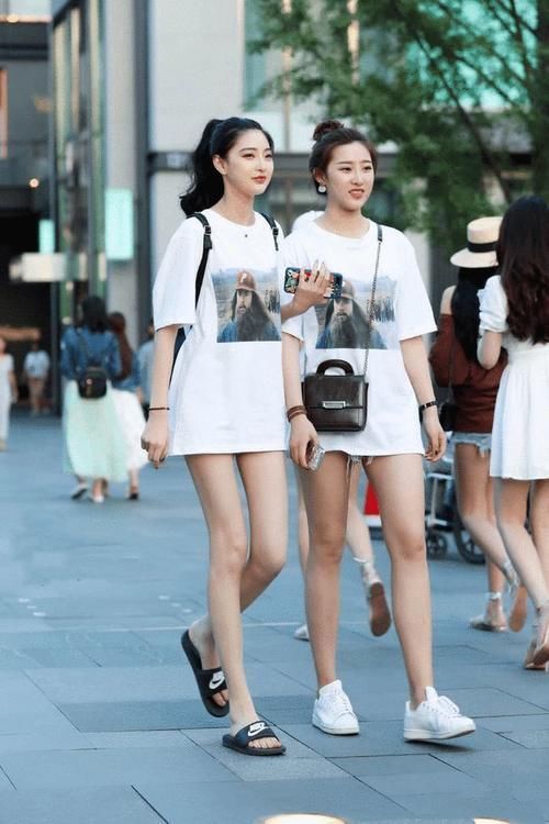 牛仔外套 穿牛仔外套搭配黑色百褶裙的小姐姐,黑色丝袜性感又迷人,好俏皮