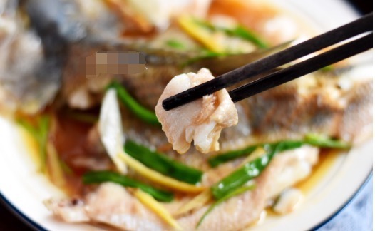 这才是清蒸鲈鱼最好吃的做法,记住这3步,蒸出来又鲜又嫩滑