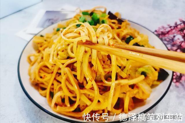 下饭|豆腐丝配娃娃菜,吃起来有嚼劲,味道也不错,很下饭