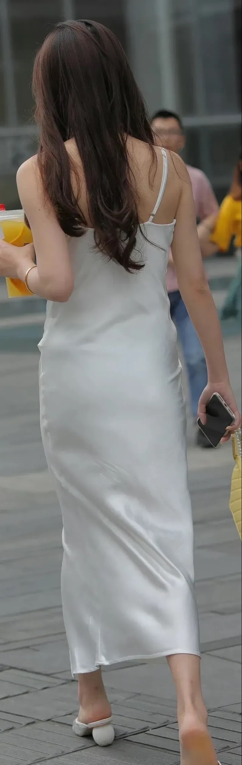 吊带连衣裙 小姐姐身穿白色真丝吊带连衣裙, 轻松展现轻熟风