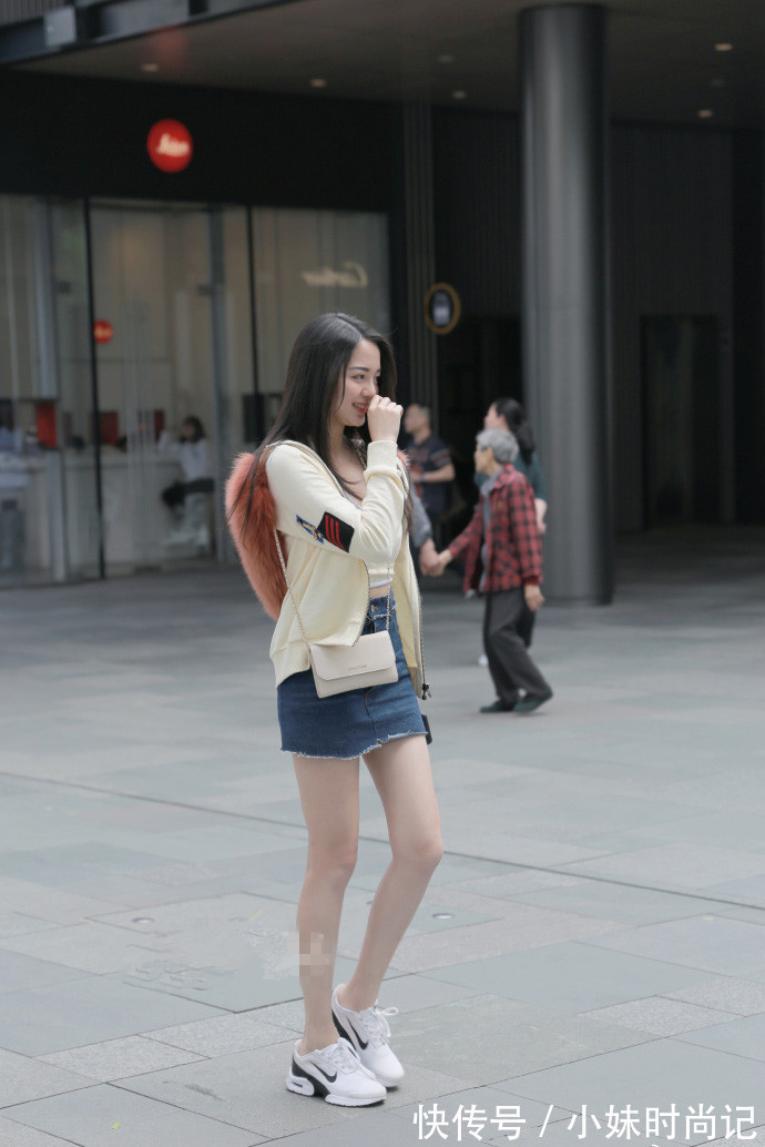 一字肩|街拍,一字肩格子上衣搭配牛仔半身裙,休闲青春范