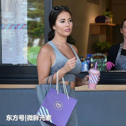 女星亚兹明·乌赫卢,身着紧身运动衣,大秀健美好身材