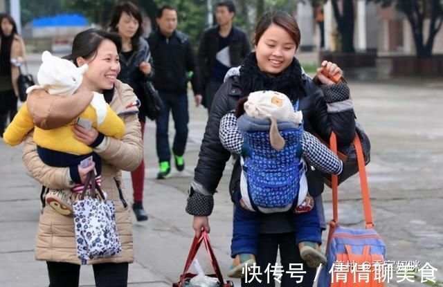 妹妹|妈妈出去买菜,9岁儿子自告奋勇照顾1岁妹妹,回来后宝妈后悔了