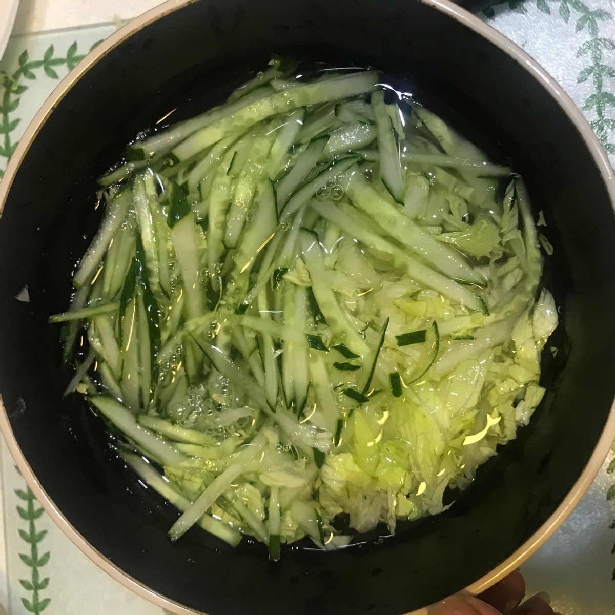 这是一道泰式菜,鸡肉搭配蔬菜,风味独特