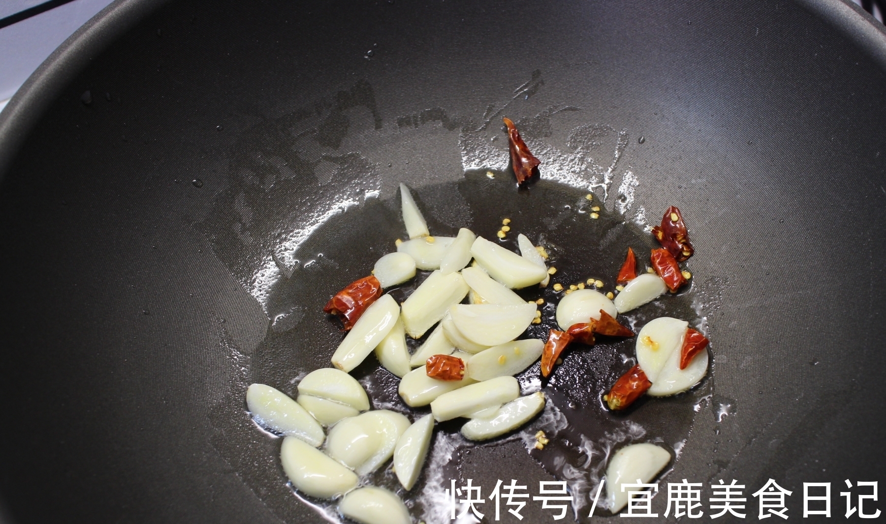 包菜炒粉丝|夏天,宁可不吃肉也要吃这菜,三两下炒一锅,不放肉却比肉香