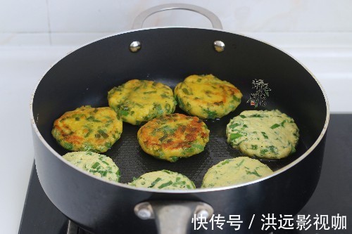 粗粮|不用早起也能吃到，粗粮发面早餐饼，加点菜叶如此煎，味道真是好