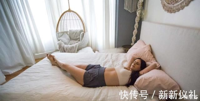 大腿|超简单的清晨瑜伽拉伸,唤醒身体,躺在床上就能练