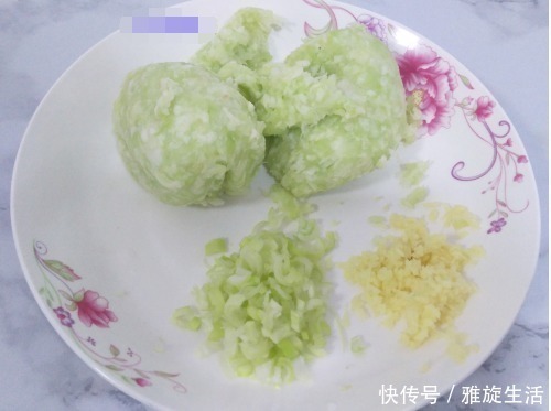 面团|这个包子没有肉却特别鲜,只用俩食材,一个负责香,一个负责鲜!
