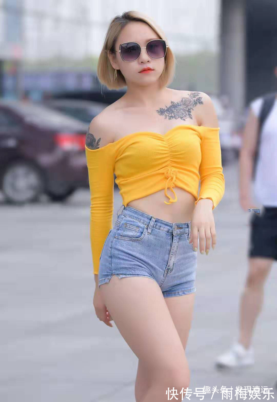 小姐姐 小个子女生这样穿好看又显高,一字肩短衫+热裤,尽显甜美小清新