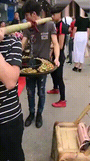 |搞笑GIF:哥们,你脑子真是聪明,在家就能玩过山车