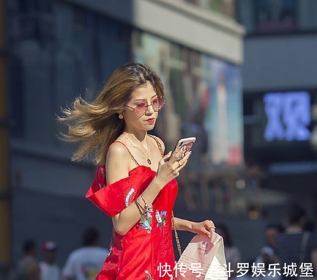 百搭 春天,选择一字带凉鞋,学习时髦精的“一鞋多穿”,简约又百搭!