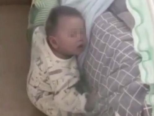 宝妈|搂着娃睡觉,半夜起身发现孩子丢了,宝妈开灯后,忍不住笑着拍照