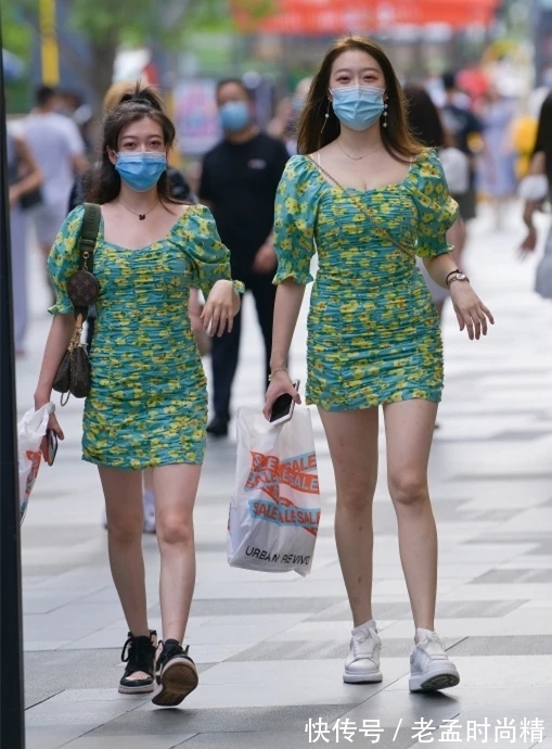 碎花裙|街拍:穿碎花裙的时尚女生