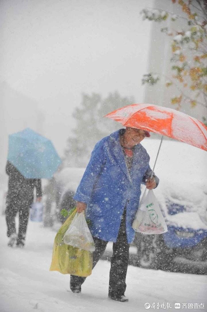 济南|大雪！济南南部雪厚五公分，行人寸步难行