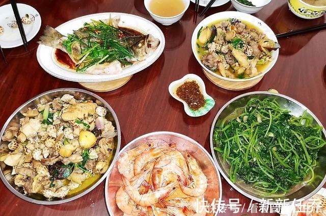 蒸鲈鱼时，不要抹盐和料酒，教你正确做法，鱼肉鲜嫩无腥味