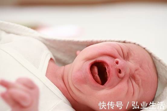 新妈妈们|宝宝“沾床就醒”,吃母乳就睡,原因很复杂,差一点宝宝都会秒醒